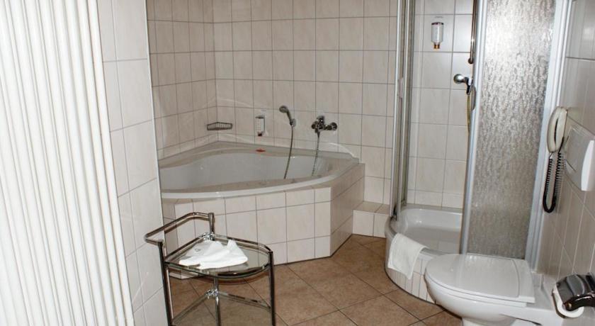 Hotel Schwarzer Adler Tangermünde Habitación foto